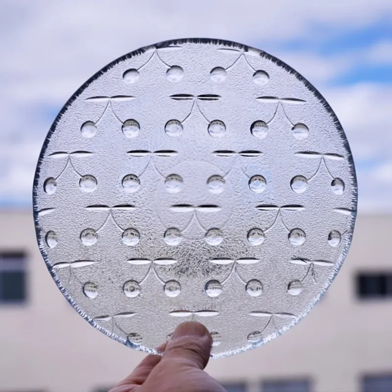 フィンランド「Riihimaen Lasi」で1983年～1990年に作られたさくらんぼモティーフの「Kirsi」プレート