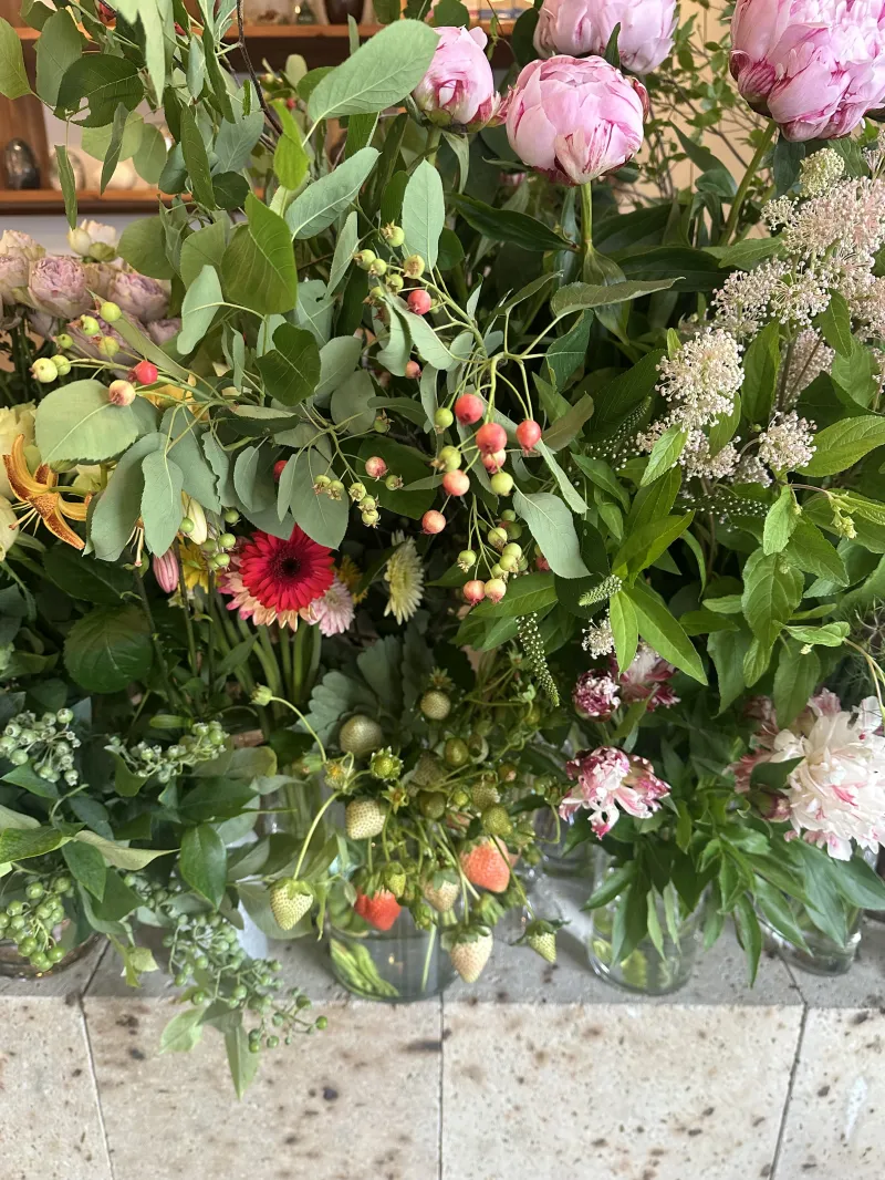 ドウダンツツジやジュンベリーなど初夏の枝物たちが並びます。