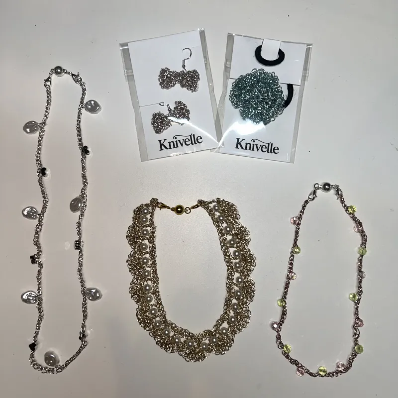 金属のような輝きを持つ糸で編むアクセサリー。金属アレルギーに配慮した非常に軽い素材を使用しております。