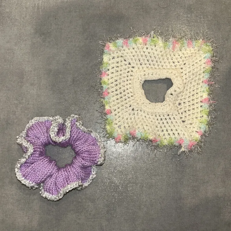 丸いシュシュと四角いシュシュ、どちらがお好みですか？　ぜひ、お気に入りのカラーを見つけに来てください。