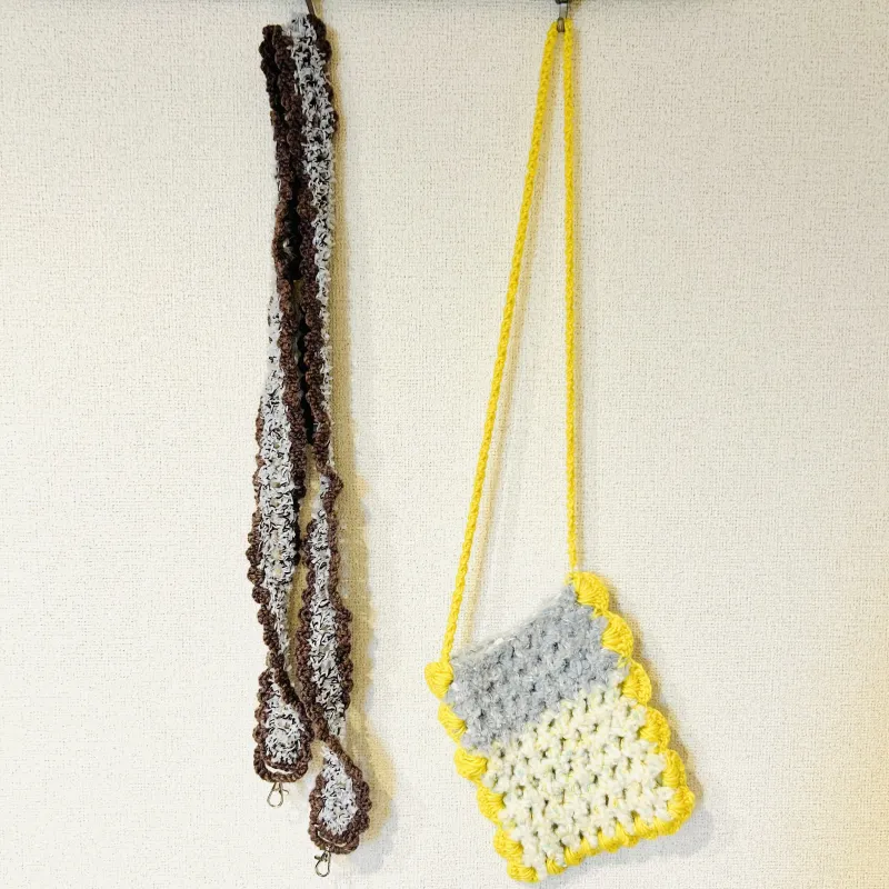 「スマホ用ストラップ・ポシェット」毎日の相棒も、コーデの一部に。Tシャツ一枚でも映える、今欲しいアイテムです。