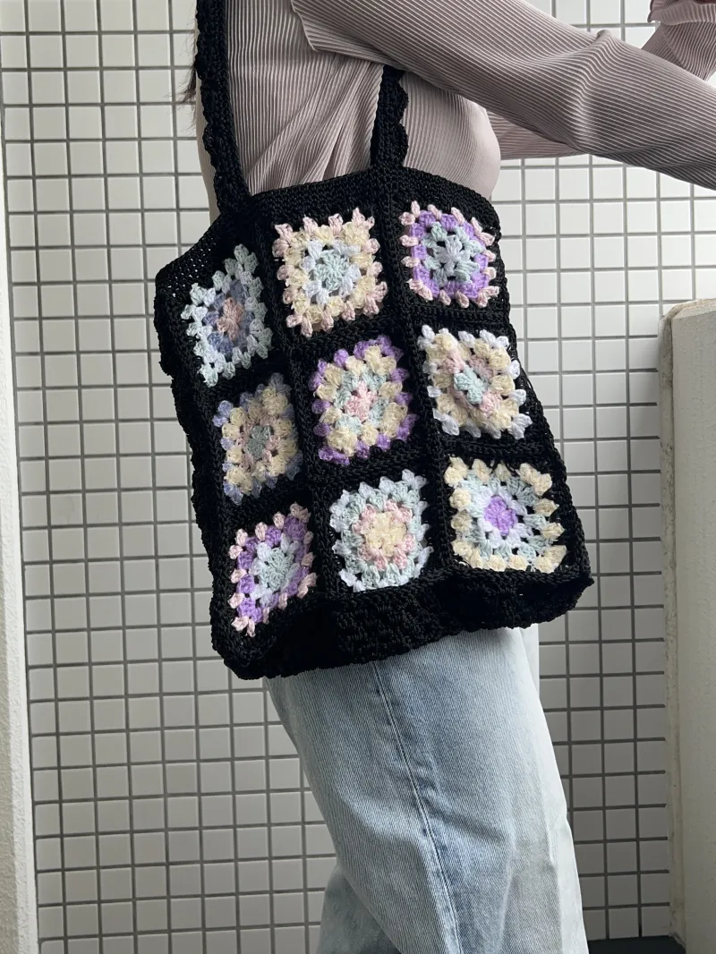 「グラニースクエアのフリルバッグ」数量限定のため、オーダーも承っています。ぜひ、実際に見にきてください。