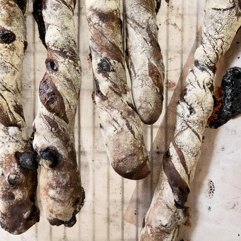 「黒ねじ」はコーヒーとココアパウダーを混ぜ込んでいます。