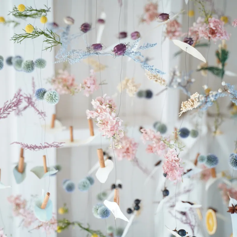 「植物のモビール」毎回大人気の風に揺れる植物のモビール。爽やかな春夏バージョンのモビールを持っていきます。