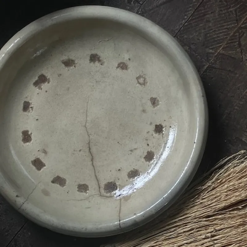 「石皿」重厚で時代のある石皿はディスプレイやコレクションに。唯一無二の雰囲気です。