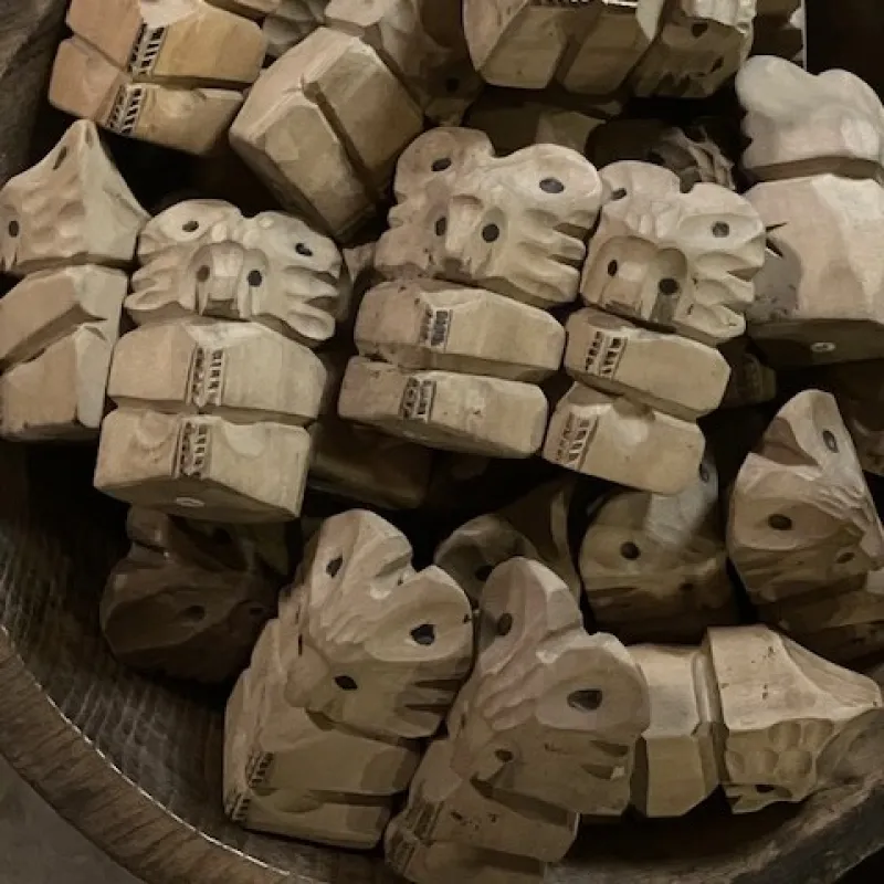 「熊ボッコ」北海道を感じられる手ごろな価格のアイテムもご用意します。