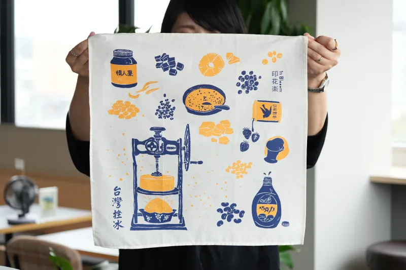 台湾ファブリックブランド「inBlooom」のレトロ柄ハンカチ