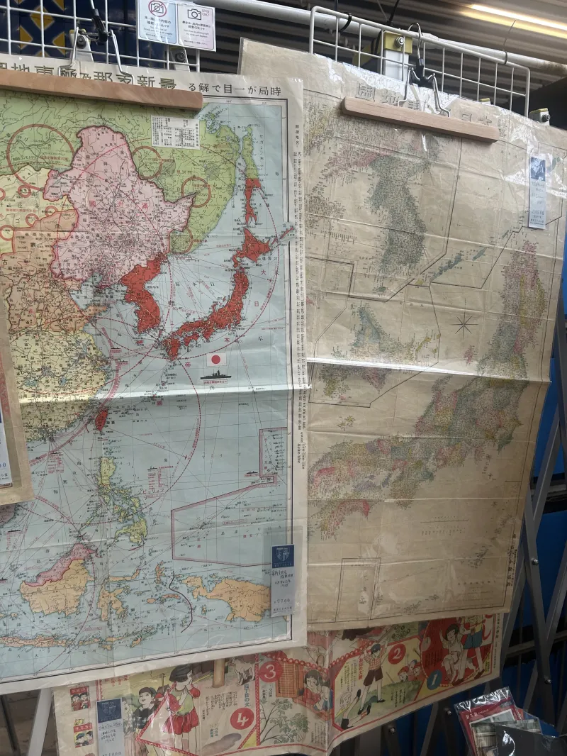 古い地図いろいろ。世界地図や都市図、江戸時代のものまでたくさんございます。ぜひ、地図の沼にハマってください！