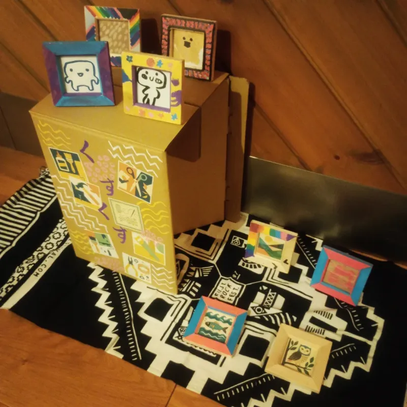 ダンボールチェアとフォトフレーム