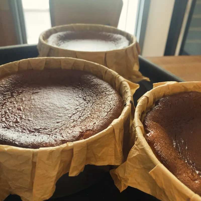 トリュフを使ったkuvalシェフ特製バスクチーズケーキ