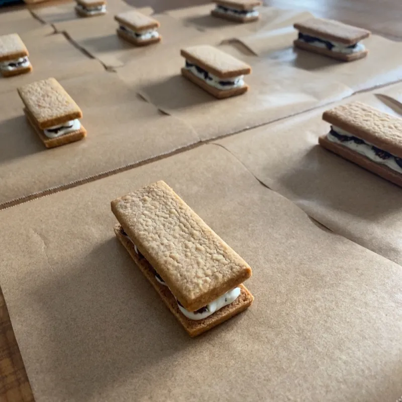 ゴルゴンゾーラのバタークリームと、赤ワインとスパイスでつけたイチジクを使ったクッキーサンド