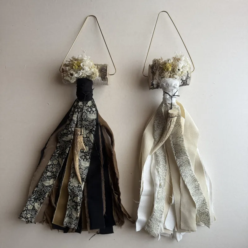 白樺と小さな鹿の角が特徴の壁飾りです。