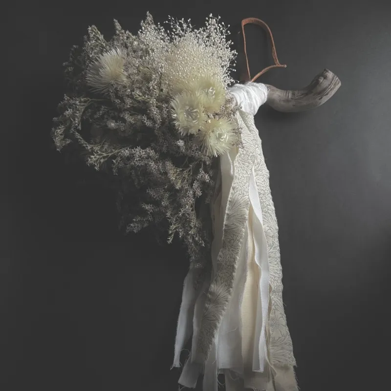 リネンの布と流木が特徴のラフイユの代表的なオリジナルの枝物スワッグです。