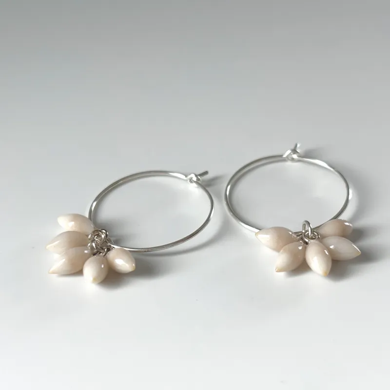 小さなユーカリの実を真珠のパウダーで染色したピアス。少し特別なお出かけにもおすすめです。