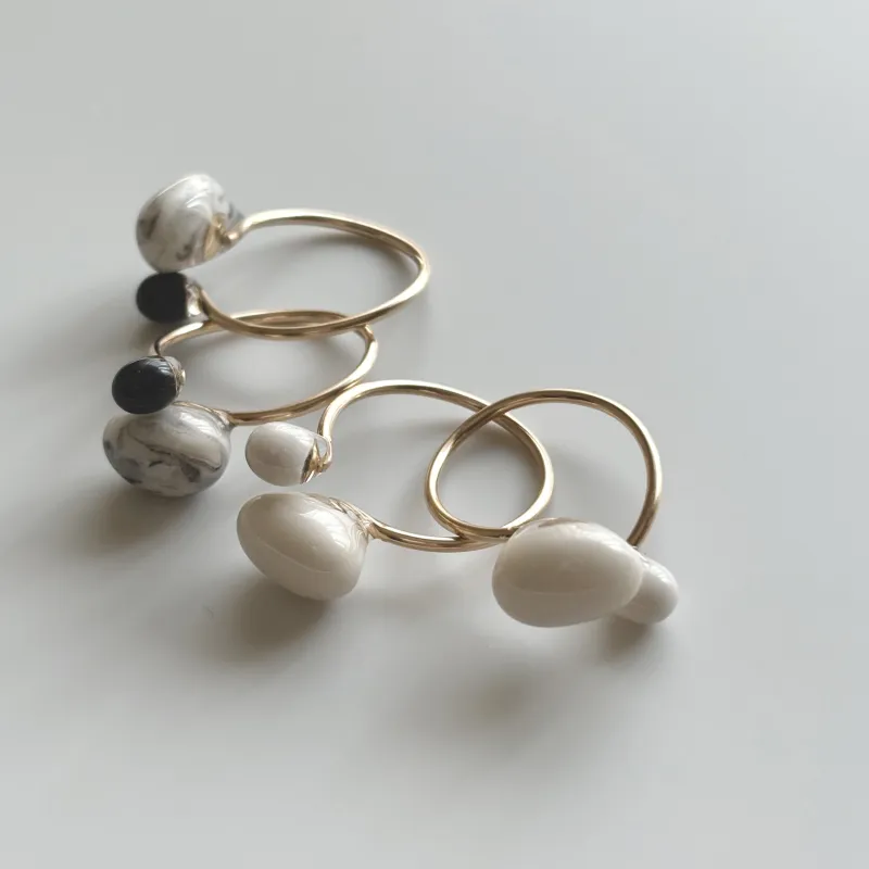 金具は広げたり縮めたりする事も可能なフリーサイズとなっており、着用部分に合わせれるのも良い所です。