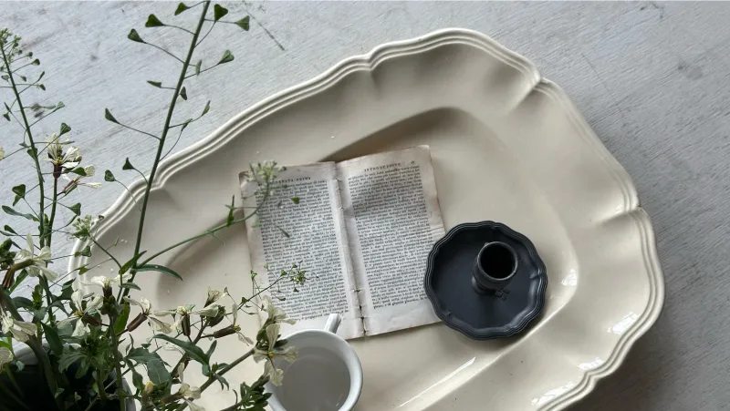 フランスアンティーク、「サルグミンヌ」の花リムのお皿、本物のフランスの白は特別です。