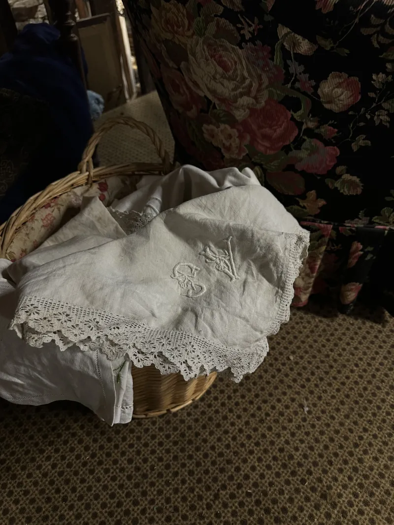 手刺繍の美しいリネンの布など。今のリネンには出せない美しさがあります。