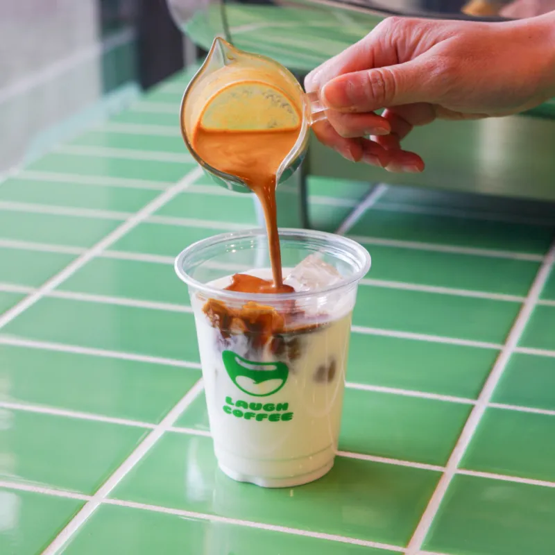 濃厚エスプレッソが注がれる、とろっとろなアイスカフェラテは絶品！