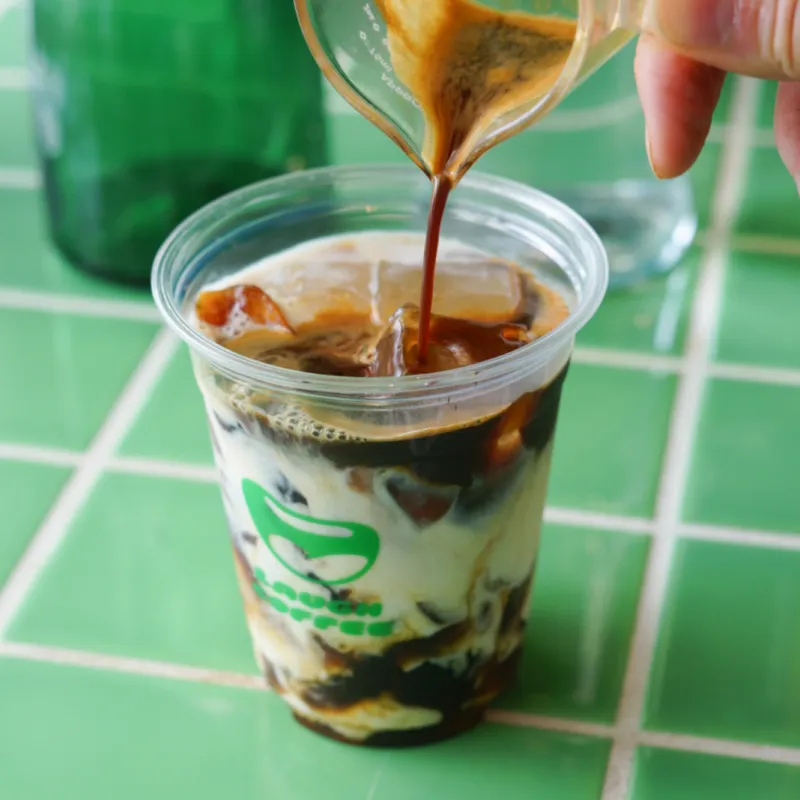 自家製コーヒーゼリーラテ。デザート気分で味わえます！