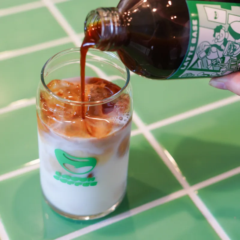 牛乳に注ぐだけ！　おうちで本格カフェラテが味わえます！