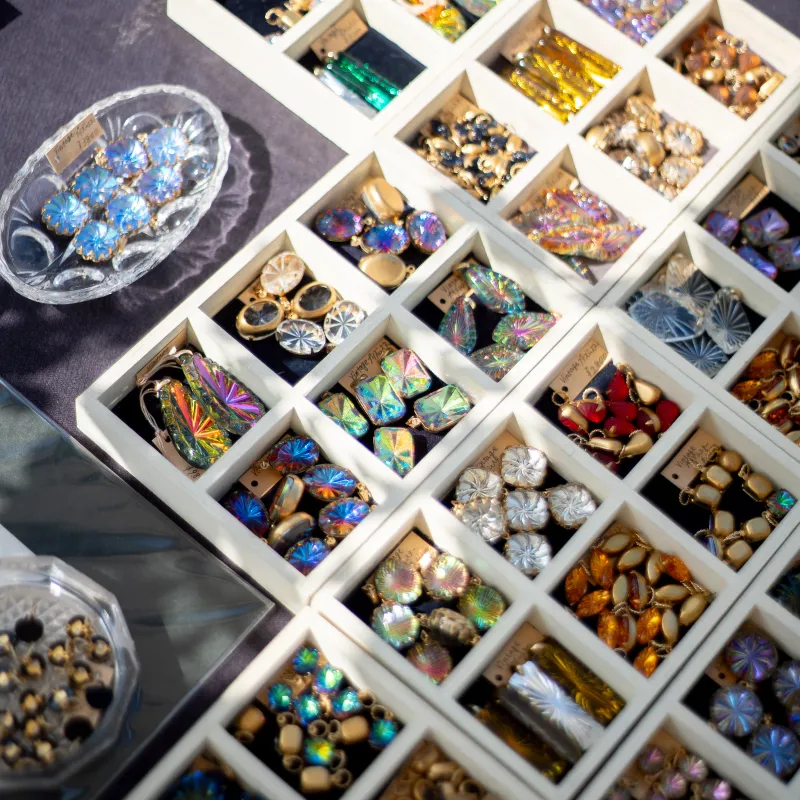 太陽の下でキラキラと輝くヴィンテージガラスたち。どれも売れたらもう手に入らない一期一会のレアアイテムです。