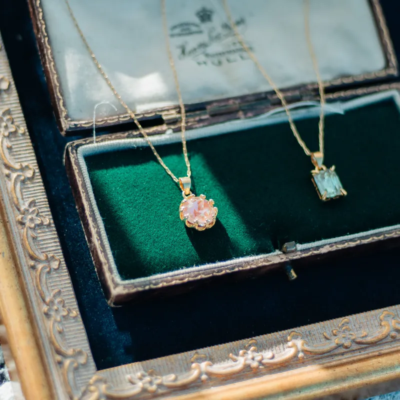 もう作ることができないレアなサフィレット。その不思議な輝きを東京蚤の市でご覧ください。