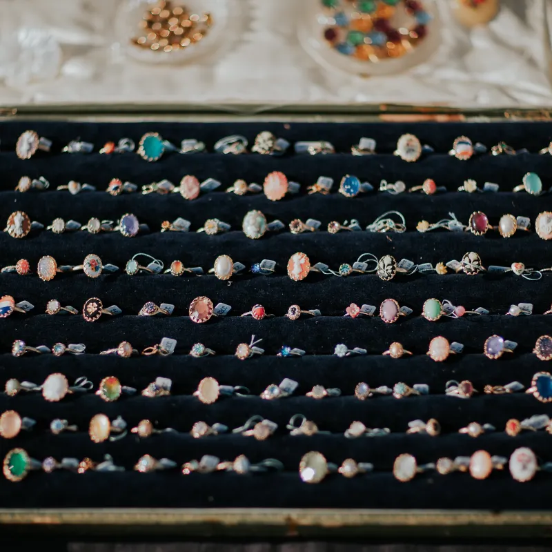 ヴィンテージリングは毎回とっても人気のアイテム。300種類以上並びます。