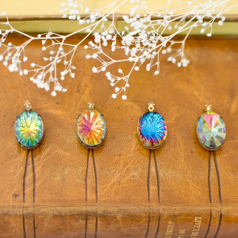 星のように輝くプリズムスターパーツ。ヴィンテージの不思議な輝きをお手にとってご覧ください。