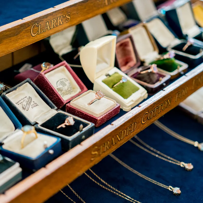 一番のレアアイテム、アンティークサフィレットは必見です。この種類を見れることは中々なく、どうぞお早めに！