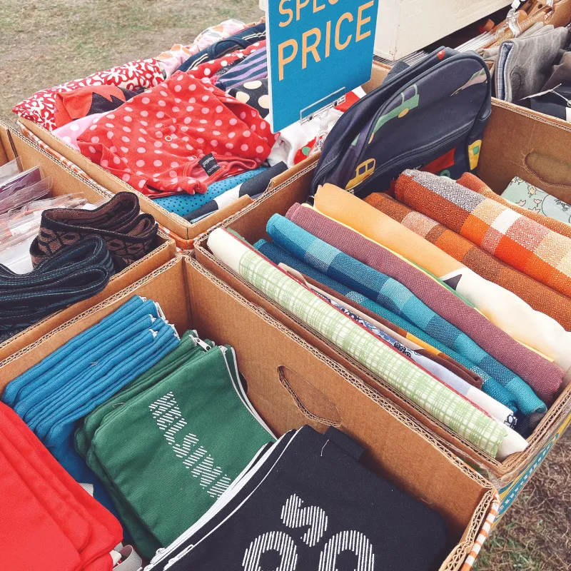 フィンランドの蚤の市を再現したバナナ箱蚤の市！　フィンランドで買い付けたSPECIALPRICEの古着や生地を用意してます。