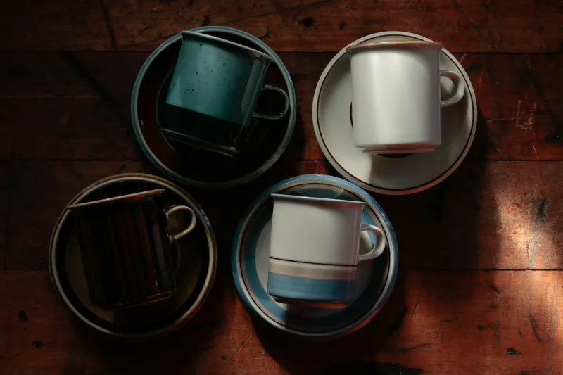 「ARABIA」のヴィンテージの中でも日常使いとして人気のSモデルというフォルム。バリエーション豊富にお持ちします。