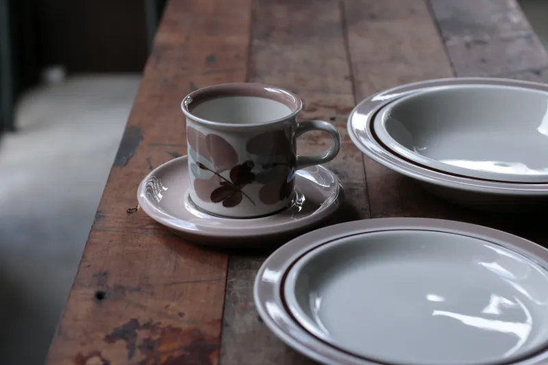 「ARABIA」koralliシリーズは生産数が少なく、ライヤウオシッキネンの晩年の作品で希少価値が高い作品となっています。