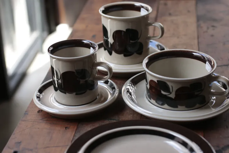 「ARABIA」ruijaシリーズはハンドペイントのため一点一点、絵柄に違いがあり選ぶのも楽しい。