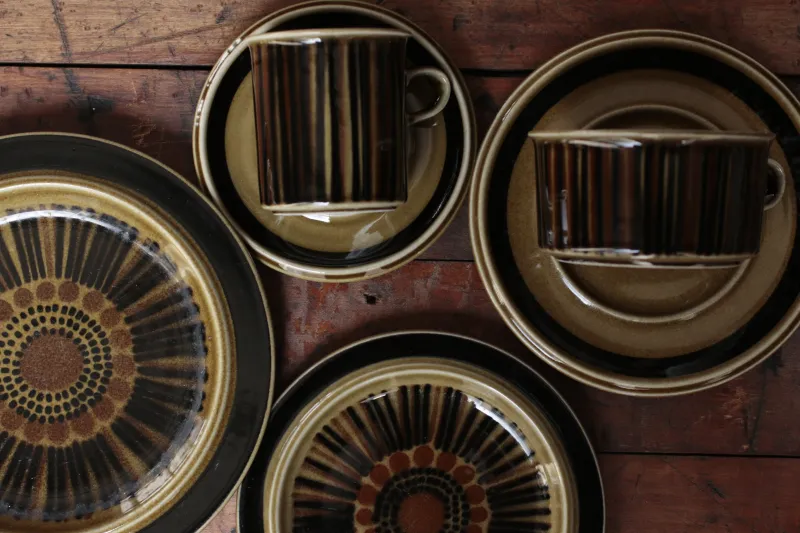 GOGがデコレーションデザインした「ARABIA」kosmosシリーズ。落ち着きと渋さが日本のテーブルによく似合います。