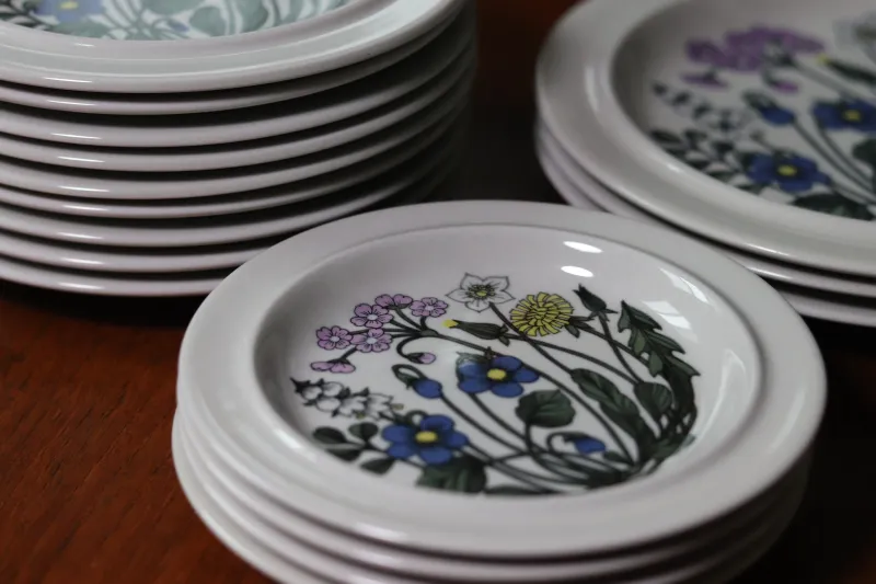 エステリトムラがデコレーションデザインした「ARABIA」floraシリーズ。カラフルな花の絵付けが美しい作品。