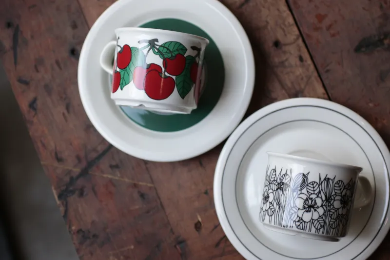 レトロな柄が可愛い「kirsikka」。モノトーンがカッコいい「krokus」。どちらも北欧デザイン代表する作品。