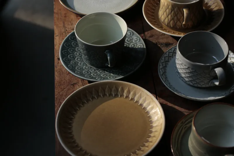 デンマークのクイストゴーがデザインした「relief」「cordial」「azur」シリーズ。落ち着いた風合いが心地いい。