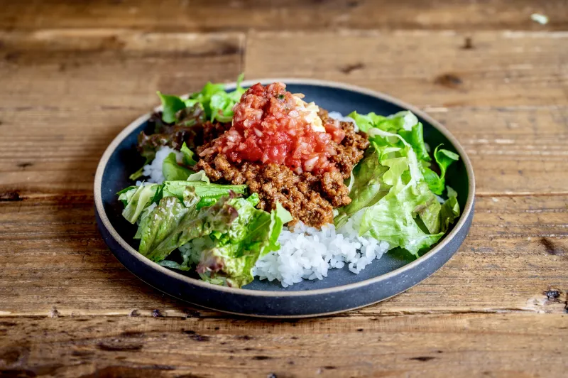 tipiの開業当時から1番人気のタコライス！　煮込みに煮込んだ甘めのタコミートを是非。