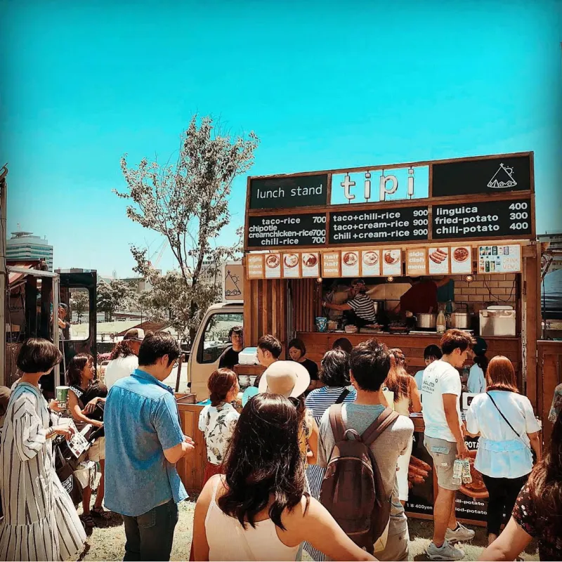 なんといっても lunch stand tipiはキッチンカーなのにこの外観！　是非見に来てください！
