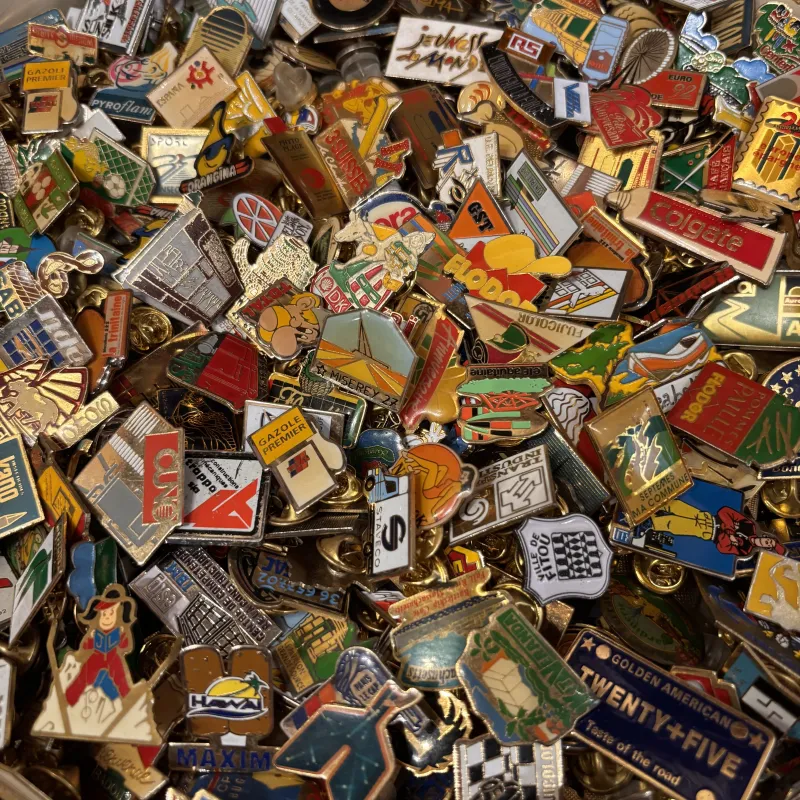 50～60年代からのフランスのピンバッジを、今回も気絶するくらいの量持って行きます。