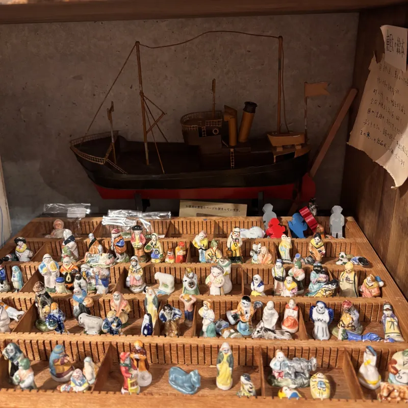 ガレットデロワに入った幸運の象徴、フェーブ。古いものから最近の年代のものまで。