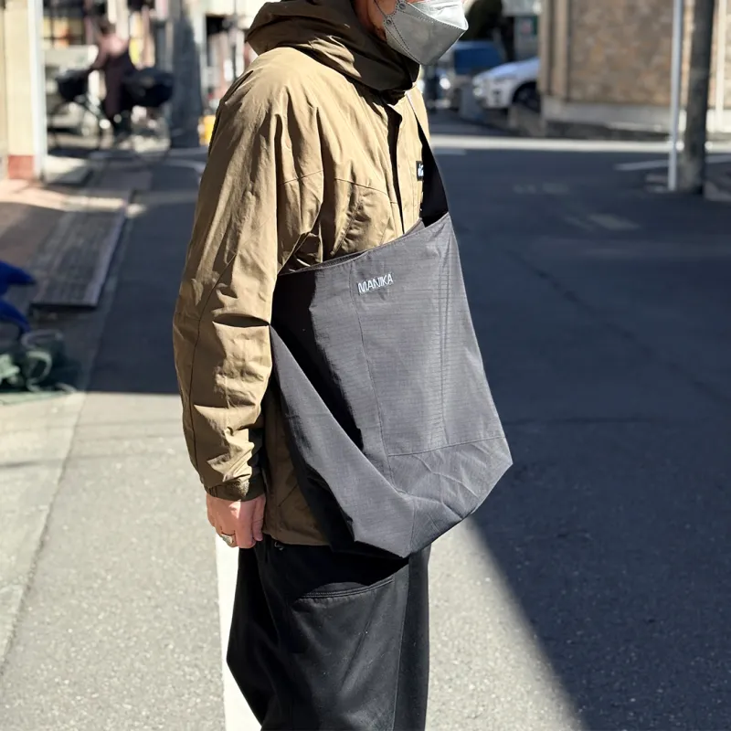 毎日使えるバックが欲しい。そんな想いから作ったメッセンジャー型。生地は都度変わるアソートタイプ。全てハンドメイドです。