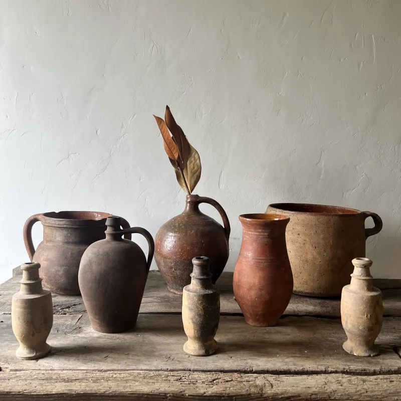 花器として使用しても素敵な陶製の水差し。色々な国のものをご用意いたします。