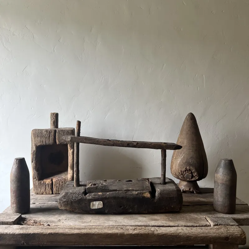 オブジェとしても目を惹く、経年の風合いが美しい古い木製アイテム