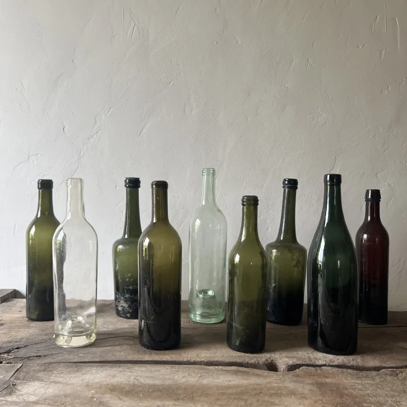 様々な国の古い空き瓶。使い方は自由な発想で。