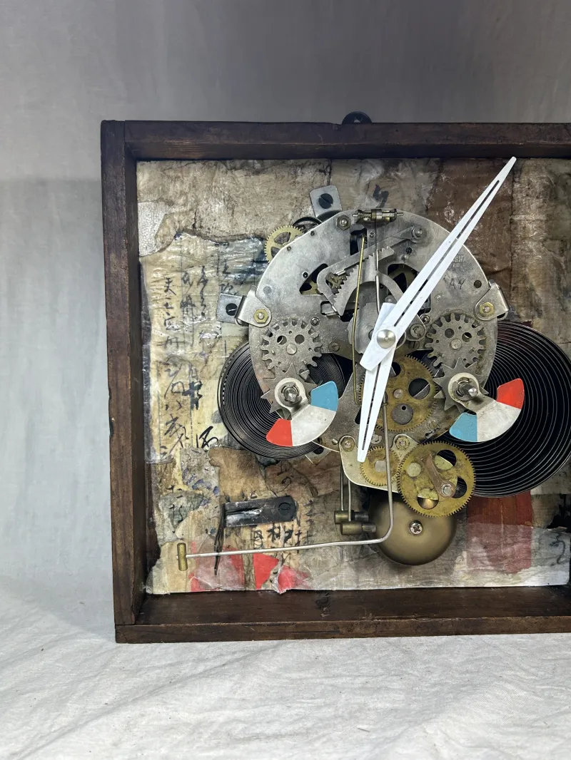 ボンボン時計とMAREBITOのアート作品を組み合わせたオブジェ