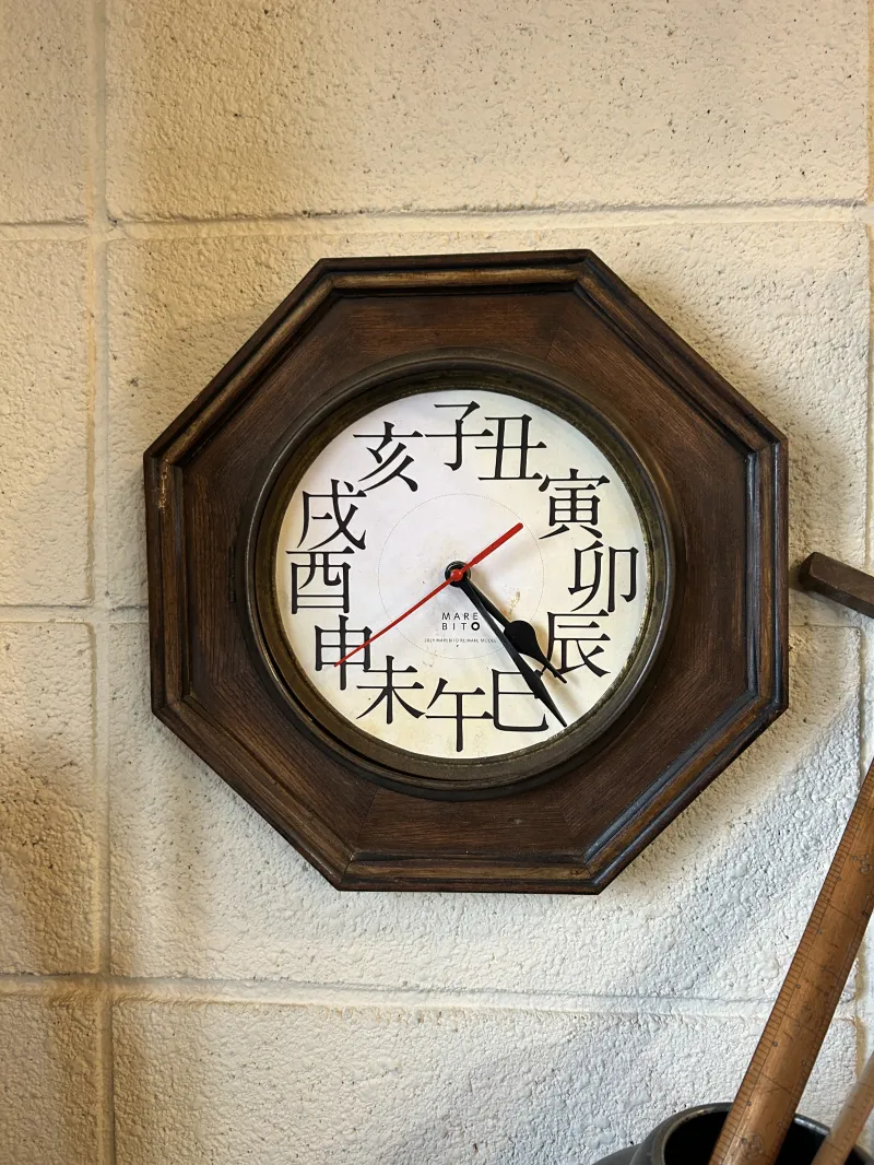 MAREBITOリメイク時計。オリジナルの文字版とその他、猫イラストも用意します。