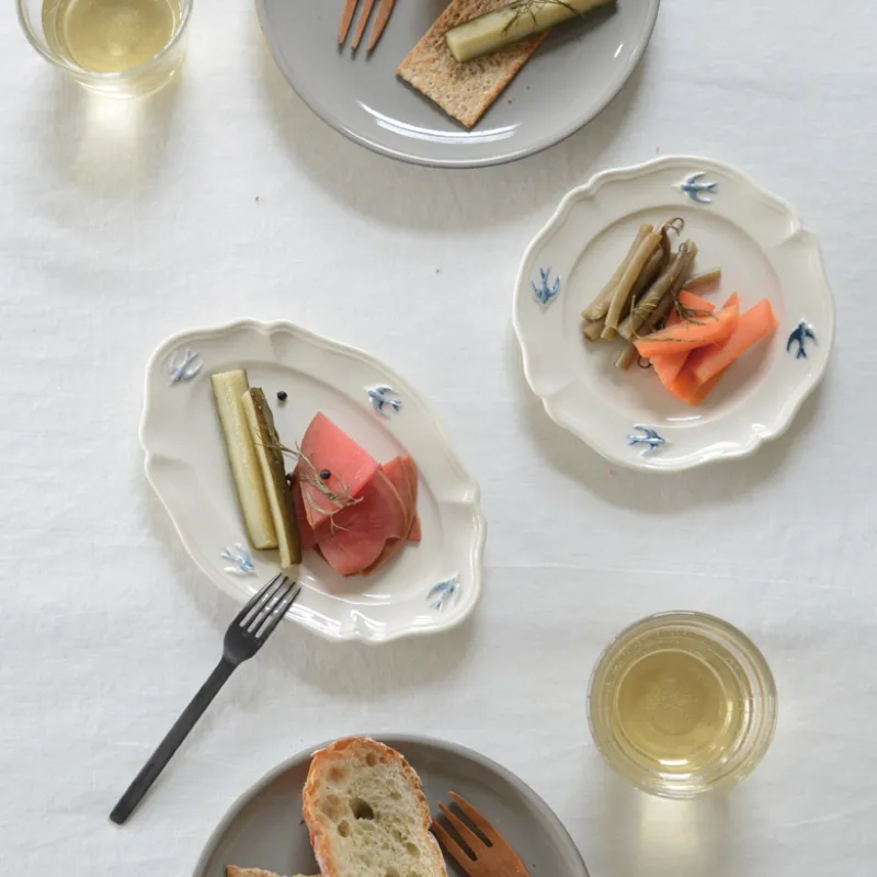 忙しい毎日だからこそ、お気に入りの器と食事で自分をちょっとあまやかす。「アーリーバード」は、そんな朝にそっと寄り添います。