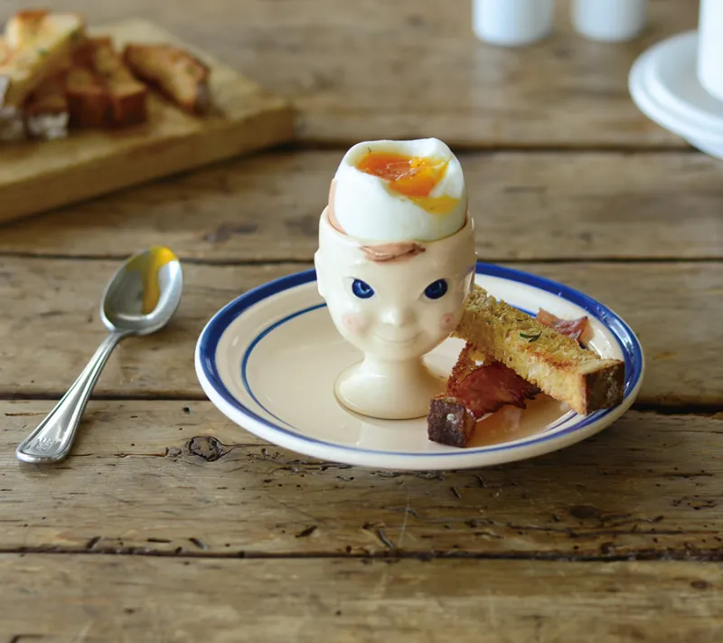 チャーミングな表情のエッグカップ「フレンズ」。頭に卵をのせたその姿が愛らしい。何か物語が始まりそうな食卓になります。