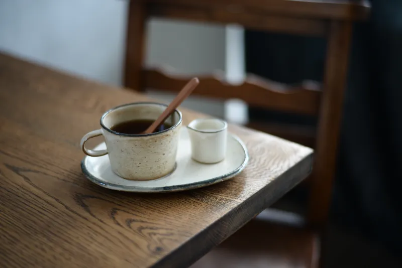 「ブロウ」は、白樺を意味する言葉。表面のやわらかな質感や色合いから、自然の樹肌のようなぬくもりを感じられるシリーズ。